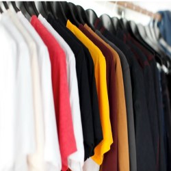 تفکیک لباس ها در خشکشویی گل نرگس ساری